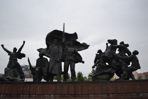 800px-Монумент_памяти_революции_1905_года_в_Москве.JPG