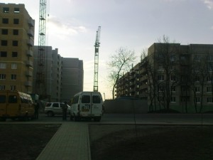 6_западная сторона дома, вид с остановки.JPG