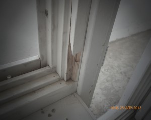 окно в кухне сломано,не закрывается.jpg