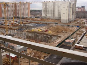 26_11_2010 вид на строительство школы 1-го квартала.jpg