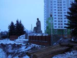 Памятник у 11 к.JPG