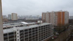 Вид из маленькой комнаты на многоярусную парковку.jpg