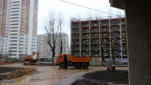 Подъезд_вид на многоярусную парковку.jpg
