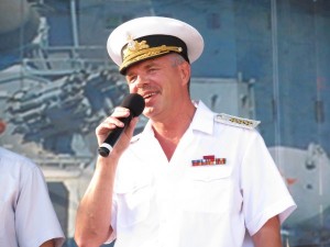 Адмирал А.Витко с микрофоном.jpg